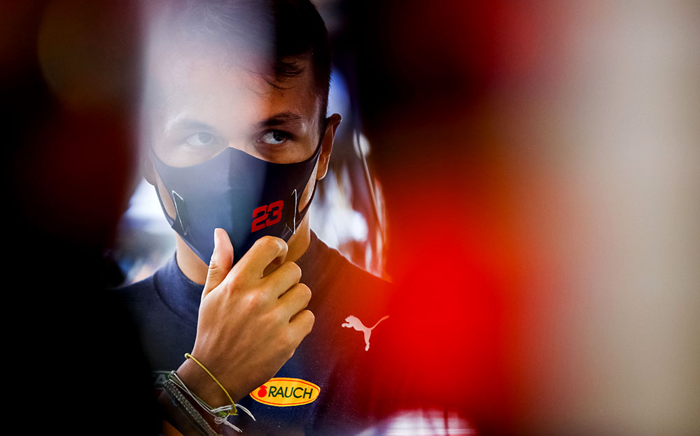 マスクを手で抑えるレッドブル・ホンダのアレックス・アルボン、2020年F1スペインGPにて