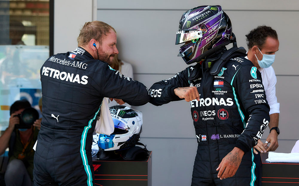 肘を合わせてお互いの健闘を讃え合ったメルセデスのルイス・ハミルトンとバルテリ・ボッタス、2020年F1スペインGP予選後