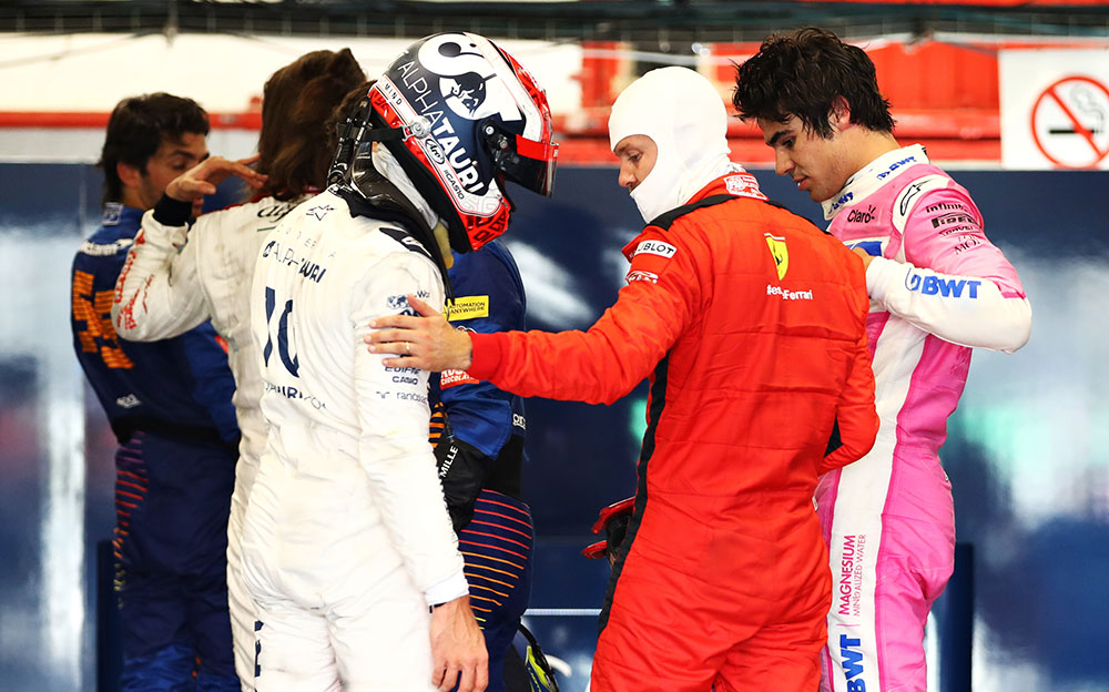 お互いの健闘を称え合うアルファタウリ・ホンダのピエール・ガスリーとフェラーリのセバスチャン・ベッテル、2020年F1スペインGP決勝レース後の計測にて