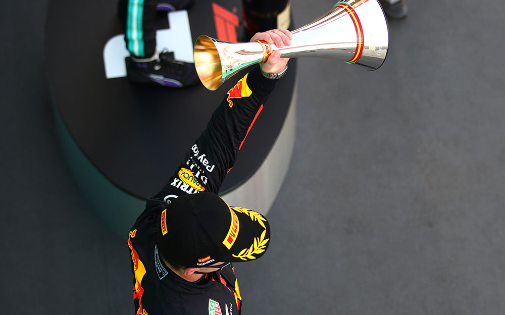 2位トロフィーを掲げるレッドブル・ホンダのマックス・フェルスタッペン、2020年F1スペインGP決勝レースの表彰台セレモニー