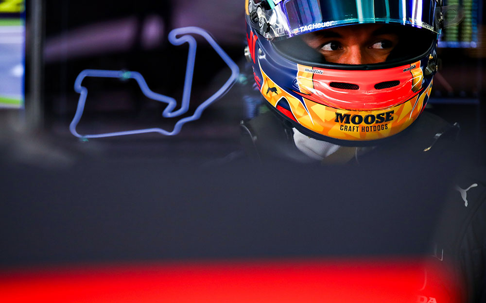 ヘルメットを被るレッドブル・ホンダのアレックス・アルボン、2020年F1イギリスGPにて