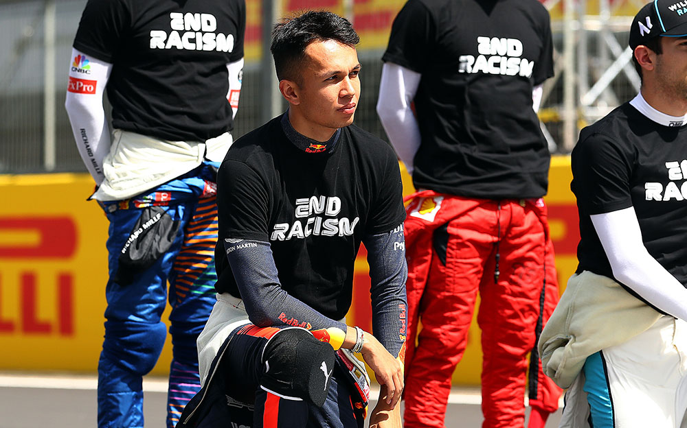 人種差別への抗議としてレース前に膝を立てて座るレッドブル・ホンダのアレックス・アルボン、2020年F1イギリスGP