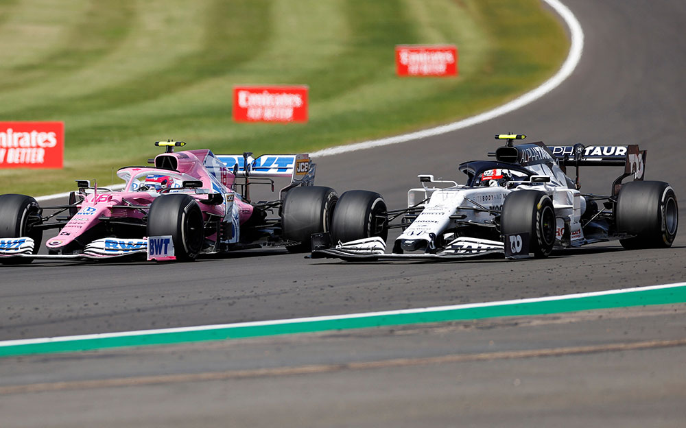 レーシングポイントのランス・ストロールに仕掛けるアルファタウリ・ホンダのピエール・ガスリー、2020年F1イギリスGP決勝レースにて