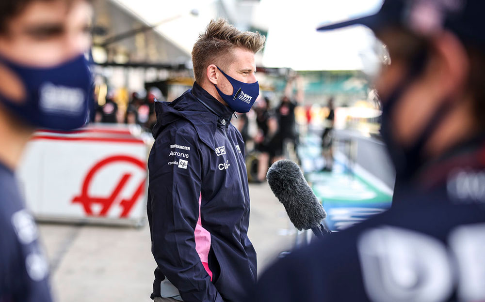 ピット前でメディアインタビューに応えるレーシング・ポイントF1チームのニコ・ヒュルケンベルグ、2020年F1イギリスGP決勝レース当日