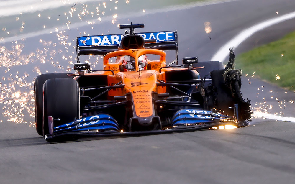 左フロントタイヤがバーストした状態で走行を続けるマクラーレンのカルロス・サインツ、2020年F1イギリスGP決勝レースにて