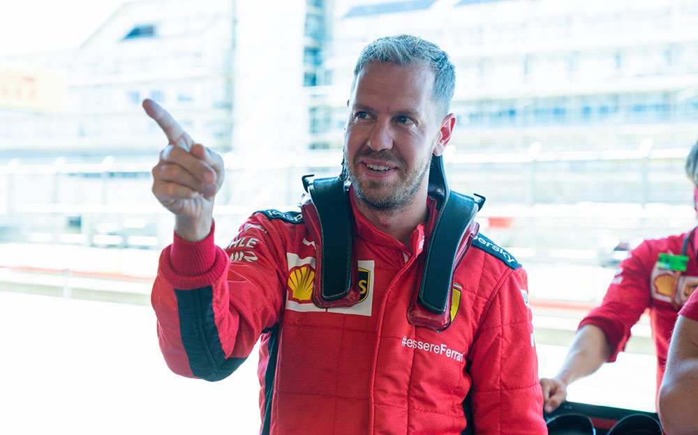 人差し指を立てるスクーデリア・フェラーリのセバスチャン・ベッテル、2020年F1イギリスGPにて