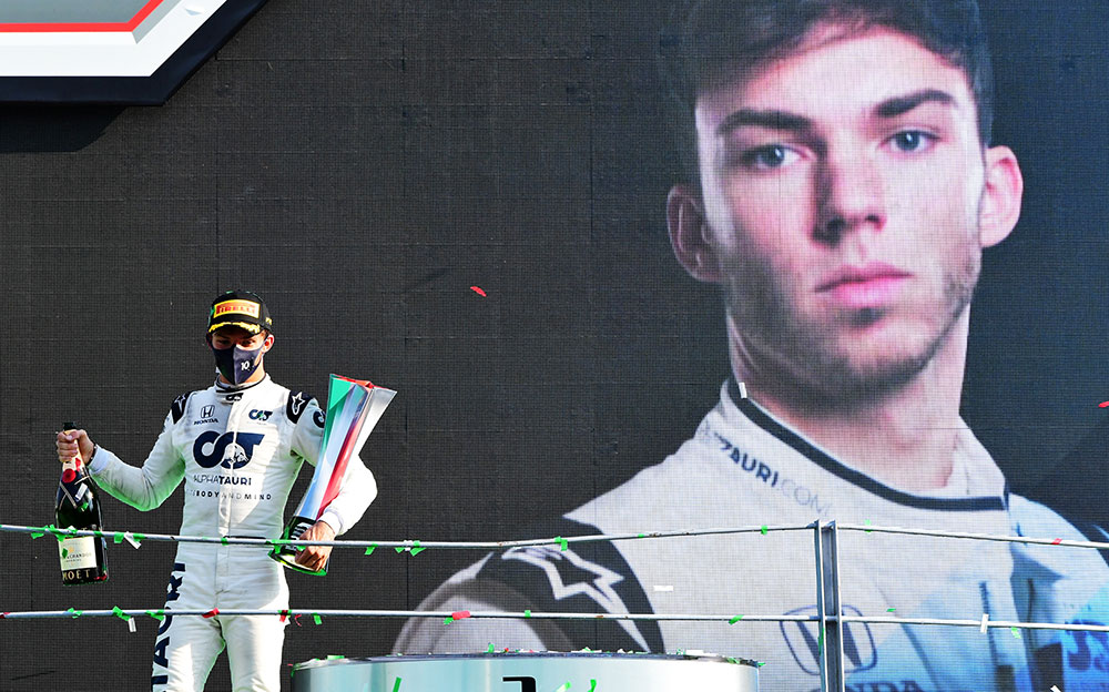 2020年F1イタリアGPの表彰台の上でトロフィーとシャンパンを持つアルファタウリ・ホンダのピエール・ガスリー