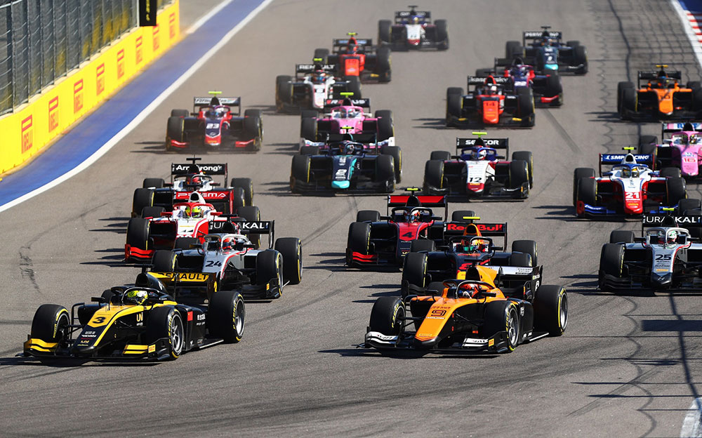 2020年FIA-F2選手権ロシア レース2のスタート直後の様子