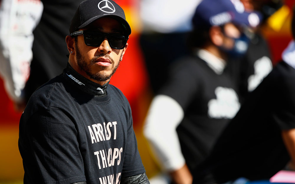 FIA、ルイス・ハミルトン着用の「黒人射殺事件を糾弾するTシャツ」の 