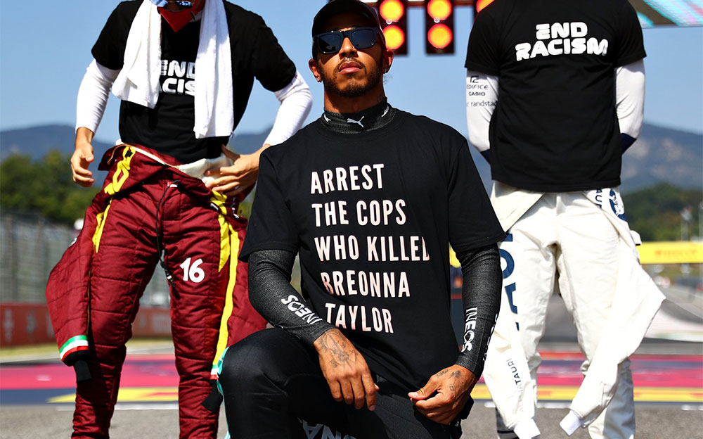 警官によるブレオナ・テイラーさん射殺事件に抗議するTシャツを着用するメルセデスのルイス・ハミルトン、2020年F1トスカーナGPにて