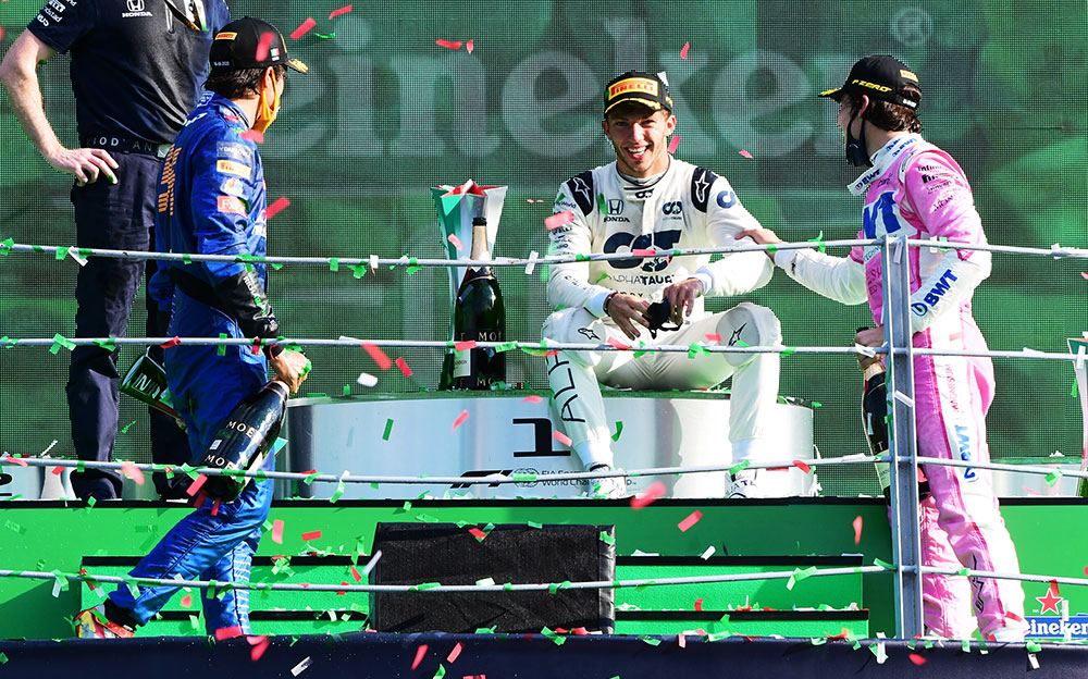 2020年F1イタリアGPの表彰台に上がったピエール・ガスリー、カルロス・サインツ、ランス・ストロール