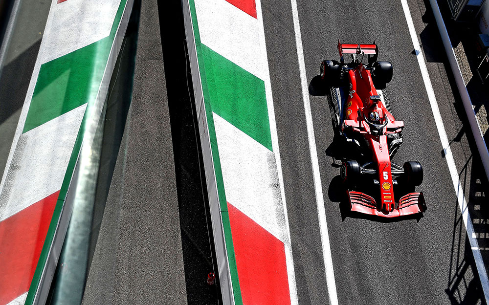 モンツァ・サーキットのピットロードを走行するスクーデリア・フェラーリSF1000、2020年F1イタリアGP予選にて