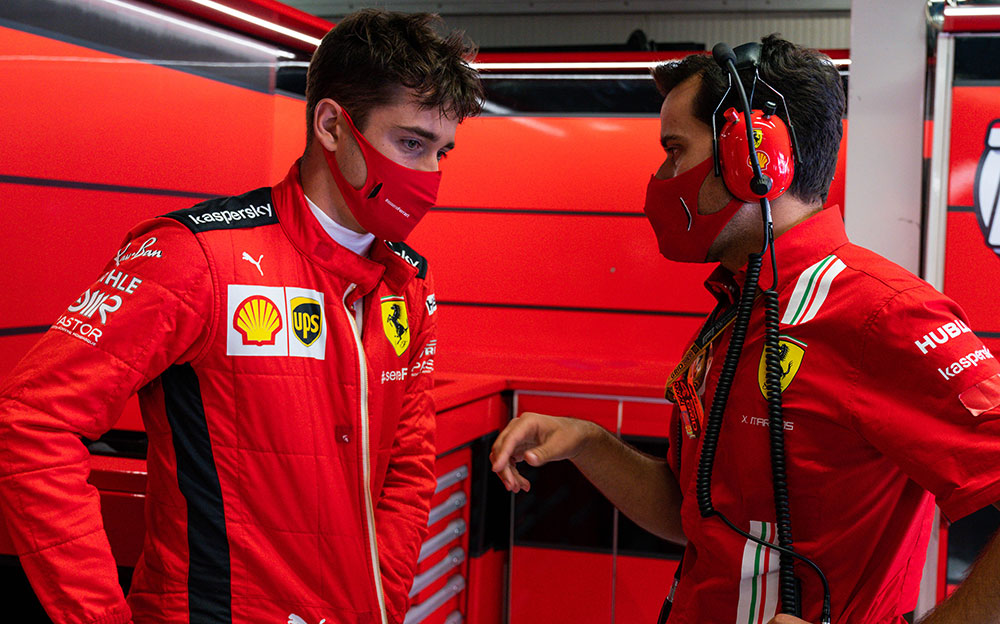 ガレージ内でエンジニアを話をするスクーデリア・フェラーリのシャルル・ルクレール、2020年F1イタリアGP予選にて
