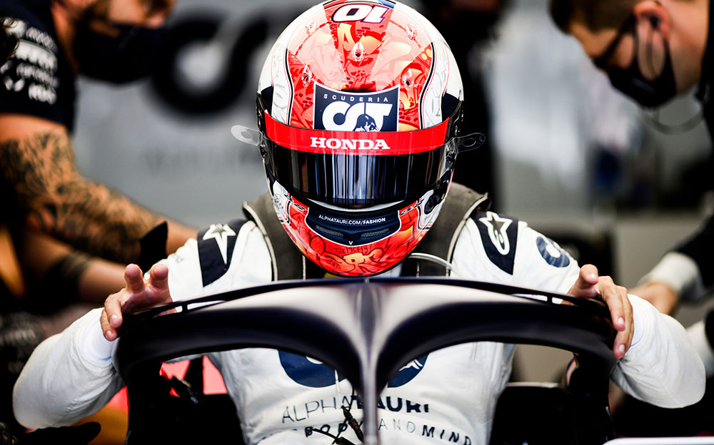 アルファタウリ・ホンダAT01のコックピットに乗り込むピエール・ガスリー、2020年F1イタリアGP予選にて