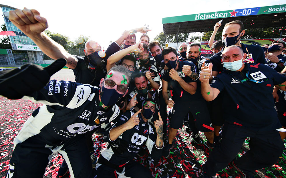 ピエール・ガスリーの優勝に歓喜するアルファタウリ・ホンダの面々、2020年F1イタリアGP