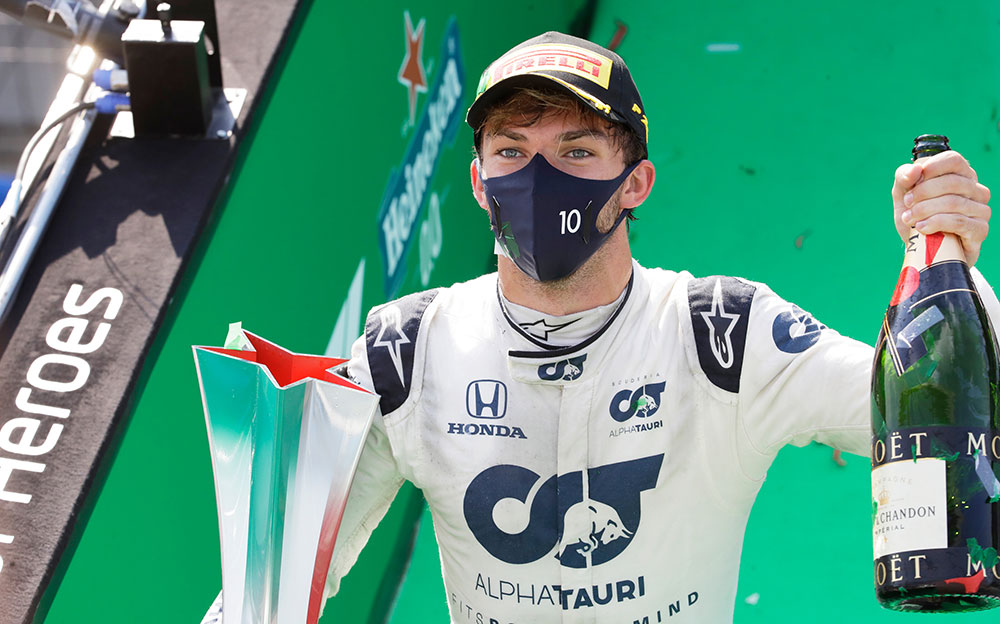優勝トロフィーとシャンパンを手にするアルファタウリ・ホンダのピエール・ガスリー、2020年F1イタリアGP決勝レース