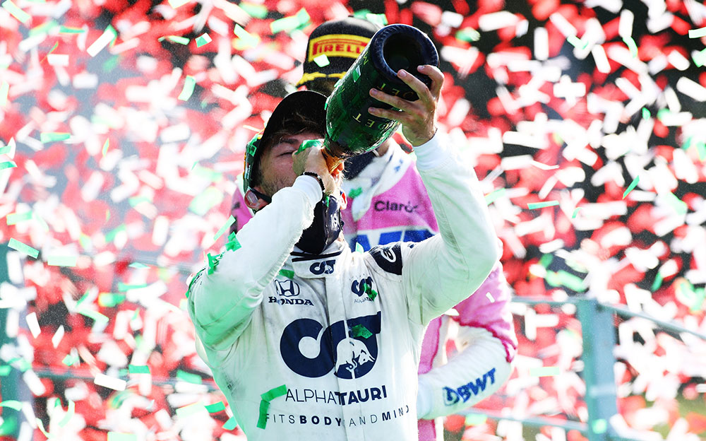 イタリアGPの表彰台の上でシャンパンを飲むアルファタウリ・ホンダのピエール・ガスリー