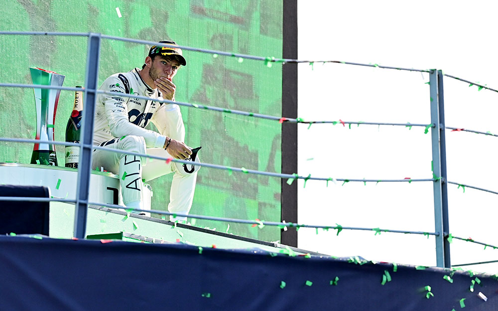 イタリアGPの表彰台に座り込むアルファタウリ・ホンダのピエール・ガスリー