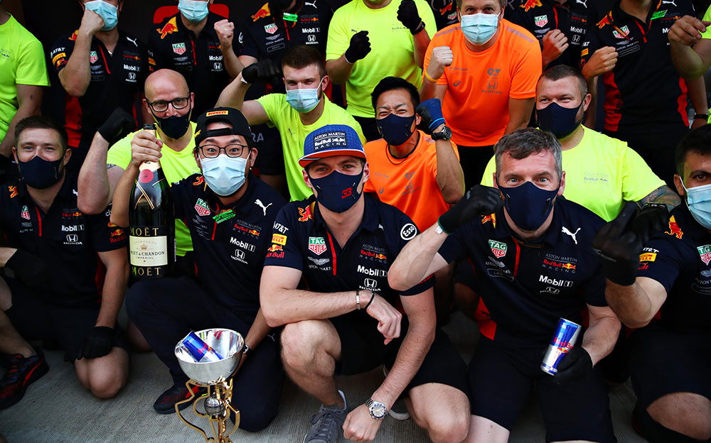2位表彰台の記念撮影に臨むレッドブル・ホンダのメンバーとマックス・フェルスタッペン、2020年F1ロシアGP決勝レース後