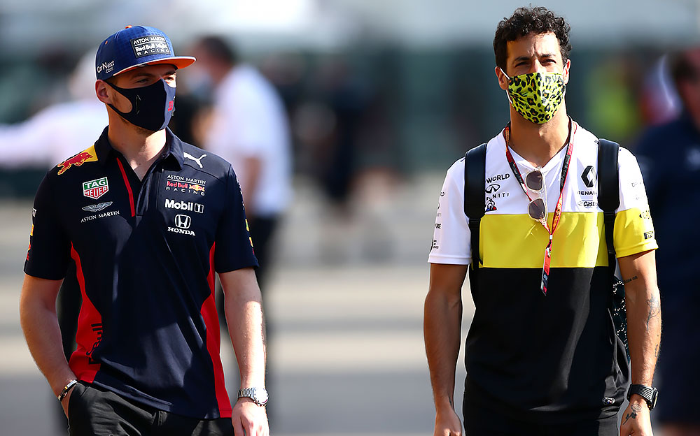 ルノーのダニエル・リカルドと並んでムジェロ・サーキットのパドックを歩くレッドブル・ホンダのマックス・フェルスタッペン、2020年F1トスカーナGPにて
