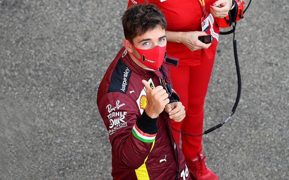 F1トスカーナGPで5番手を獲得し親指を立てるスクーデリア・フェラーリのシャルル・ルクレール