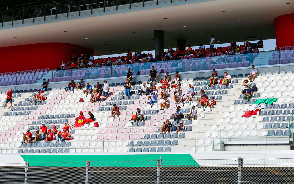 ムジェロ・サーキットのグランドスタンド、F1トスカーナGPでは少数の観客が動員された
