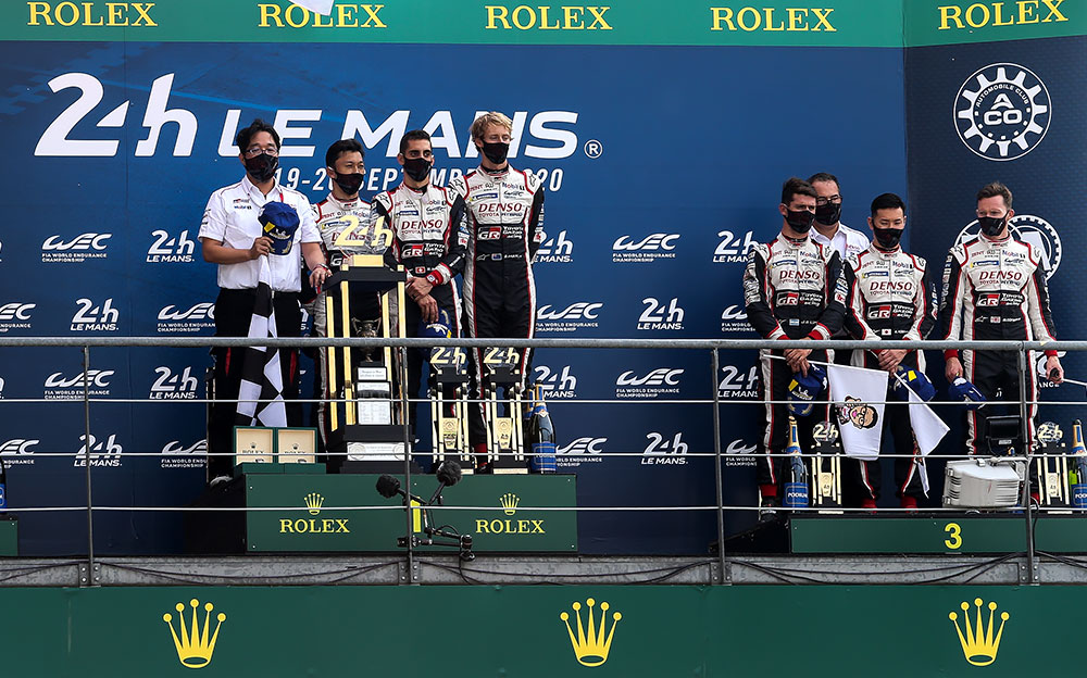 2020年ル・マン24時間レースの表彰台に立つトヨタ・ガズーレーシングのドライバー達
