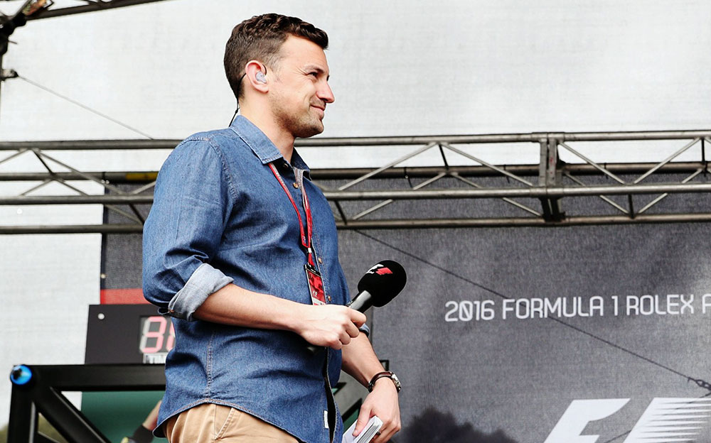 F1デジタルプレゼンテーターを務めるウィル・バクストン、2016年F1オーストリアGPにて