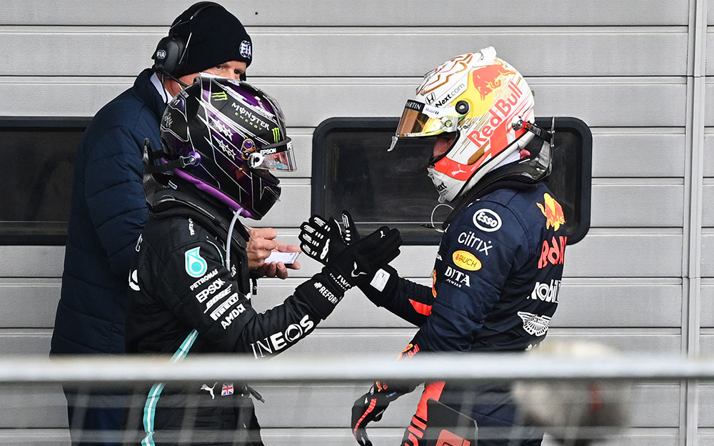 2020年F1アイフェルGP決勝レースを終えて互いの健闘を称えるレッドブル・ホンダのマックス・フェルスタッペンとメルセデスのルイス・ハミルトン