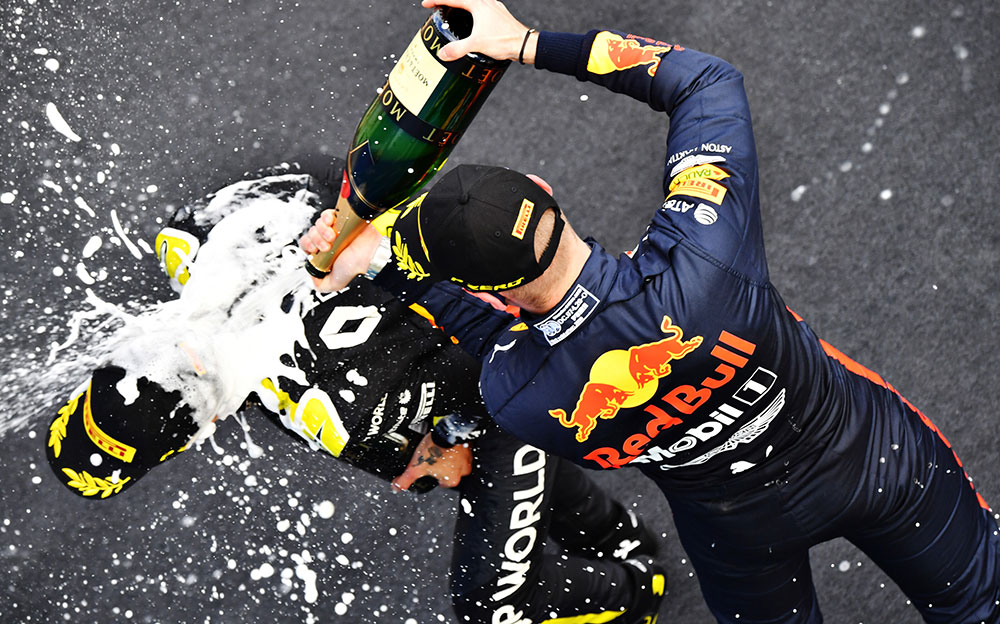 ダニエル・リカルドにシャンパンを浴びせ続けるレッドブル・ホンダのマックス・フェルスタッペン、2020年F1アイフェルGPの表彰台セレモニー