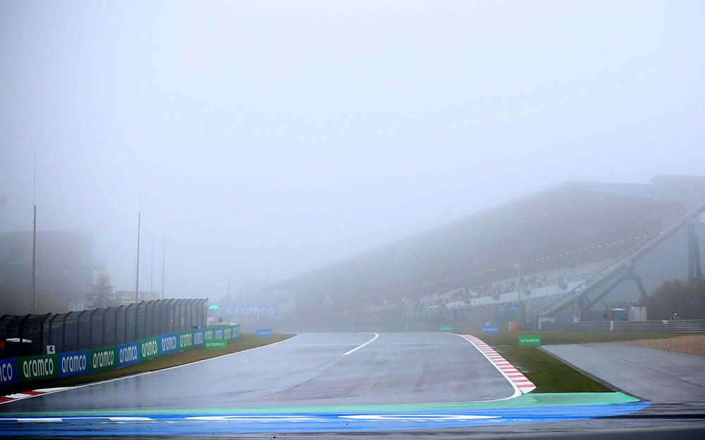 雨の濃霧に見舞われたニュルブルクリンクのターン1とホームストレート、2020年F1アイフェルGP