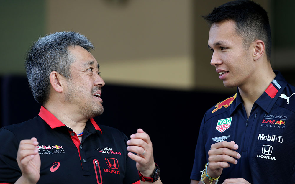 ホンダF1の山本雅史マネージング・ディレクターと話をするレッドブル・ホンダのアレックス・アルボン、2019年F1アブダビGPにて