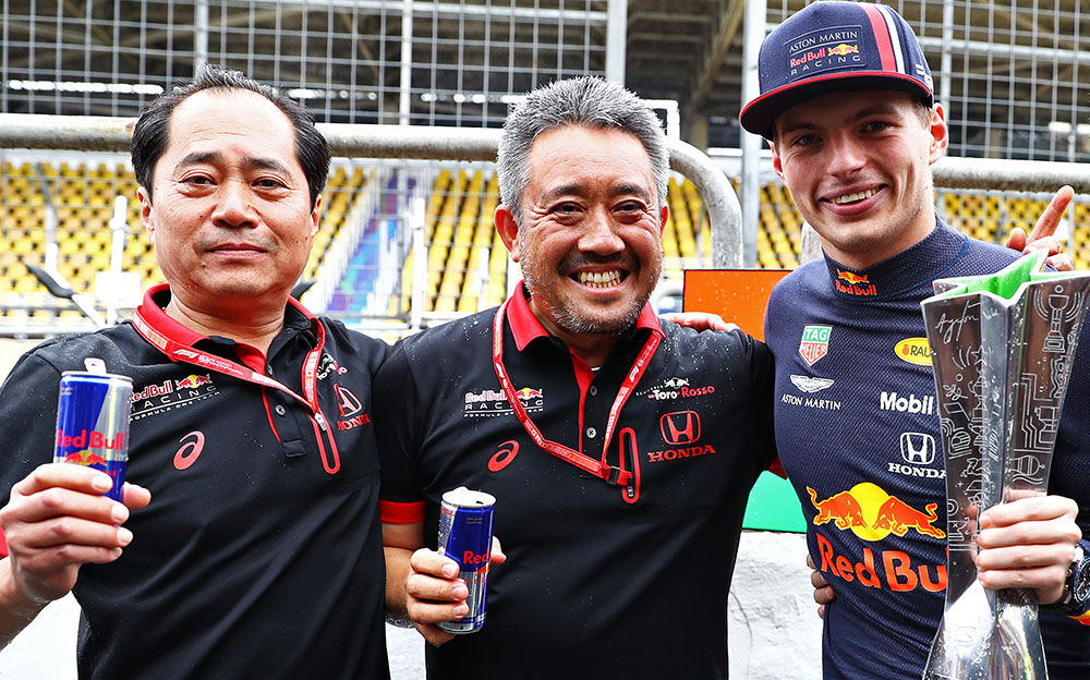 田辺豊治テクニカル・ディレクターとホンダF1の山本雅史マネージング・ディレクターとマックス・フェルスタッペン、2019年F1ブラジルGPにて