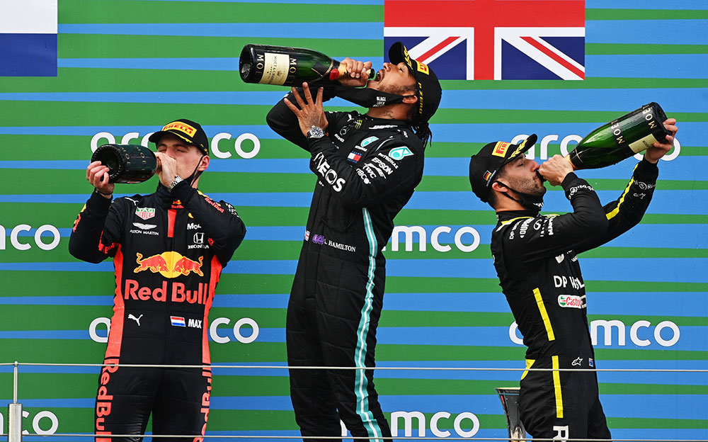 2020年F1アイフェルGPの表彰台でシャンパンを飲むルイス・ハミルトン、マックス・フェルスタッペン、ダニエル・リカルド