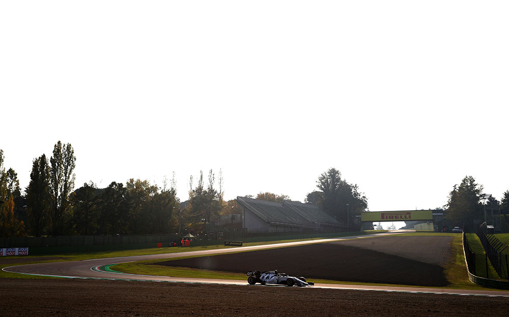 夕焼け時のイモラ・サーキットを走行するアルファタウリ・ホンダのピエール・ガスリー、2020年F1エミリア・ロマーニャGP予選にて