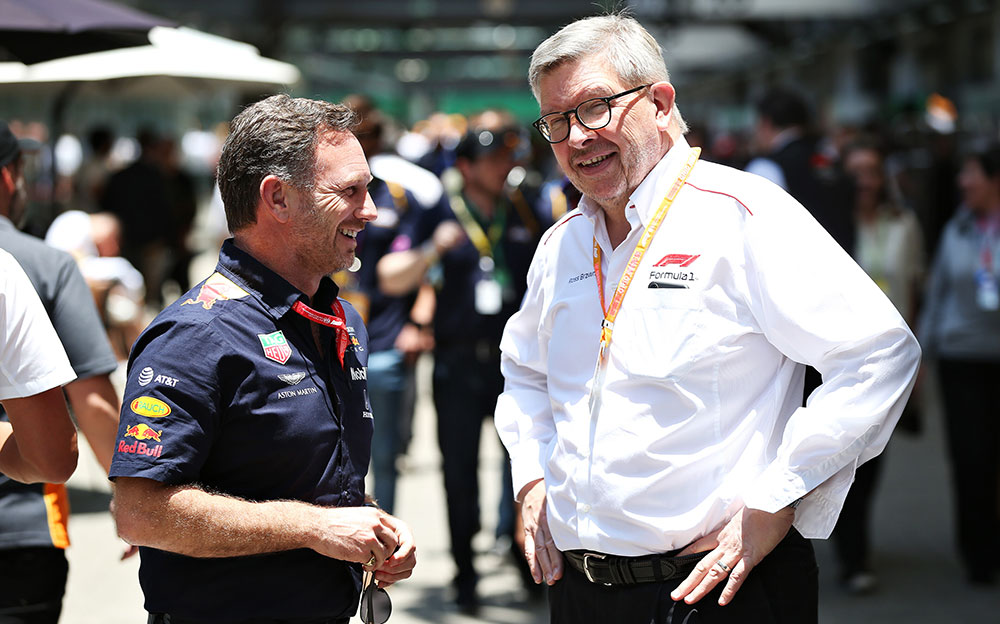 F1のスポーティング・ディレクターを務めるロス・ブラウンと話をするレッドブル・レーシングのクリスチャン・ホーナー代表