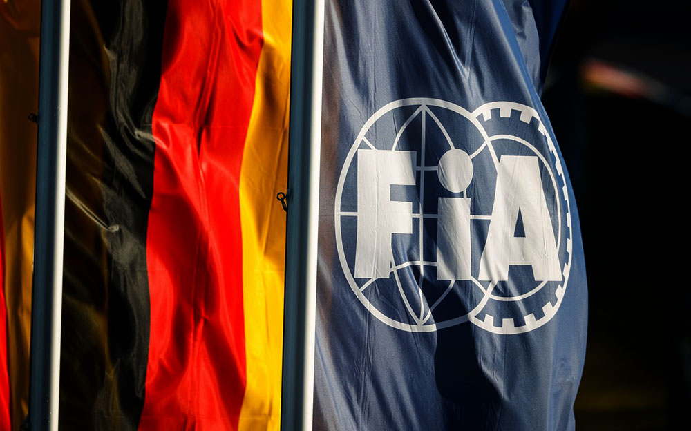 ドイツ国旗と国際自動車連盟（FIA）の旗