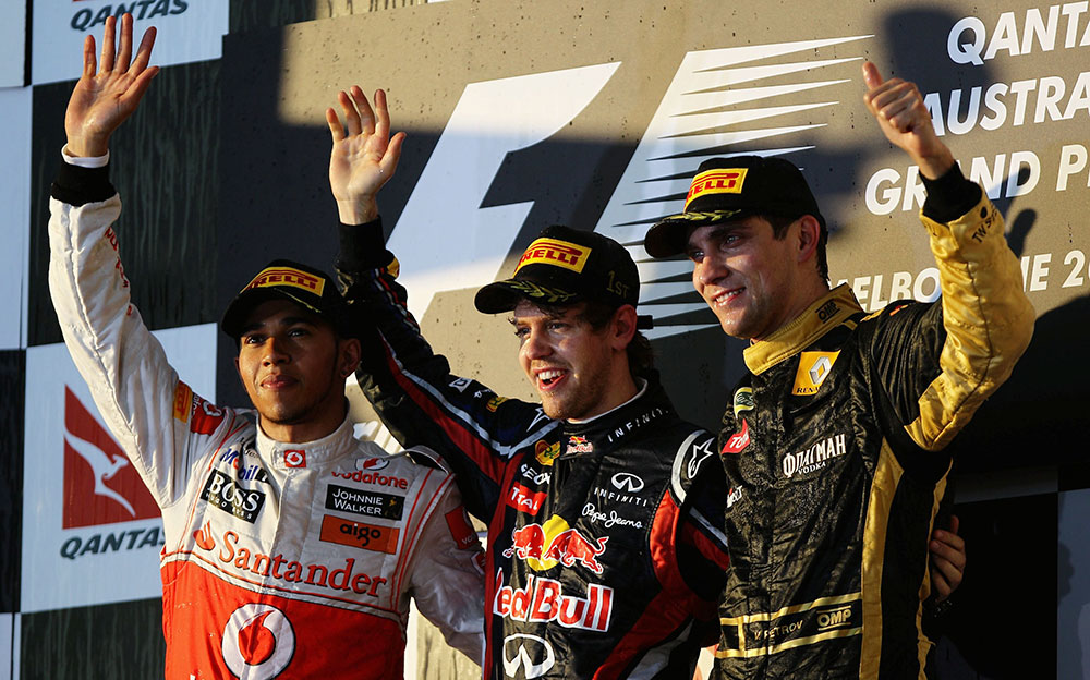 2011年F1オーストラリアGPで表彰台に上がったルイス・ハミルトン、セバスチャン・ベッテル、ヴィタリー・ペトロフ