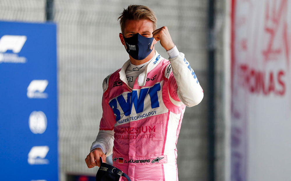 レーシング・ポイントF1チームのドライビングスーツを着てガッツポーズを取るニコ・ヒュルケンベルグ