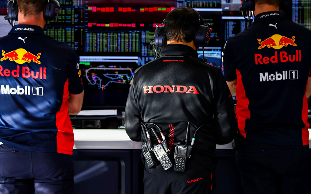 ホンダF1の現場統括責任者を務める田辺豊治テクニカル・ディレクターの後ろ姿、2020年F1ポルトガルGPにて