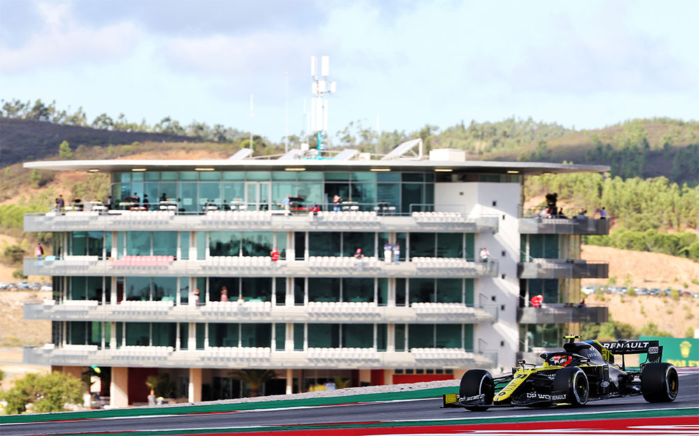 アルガルベ・サーキットを走行するルノーのエステバン・オコン、2020年F1ポルトガルGPにて