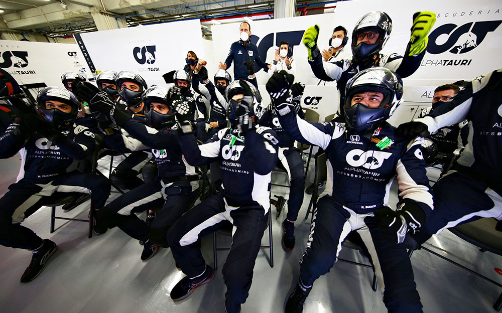 ピエール・ガスリーのオーバーテイクに歓喜するアルファタウリ・ホンダのメンバー達、2020年F1ポルトガルGP