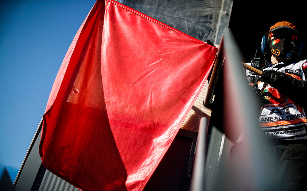 赤旗（レッドフラッグ）を振るアルガルベ・サーキットのオフィシャル、2020年F1ポルトガルGPフリー走行2にて