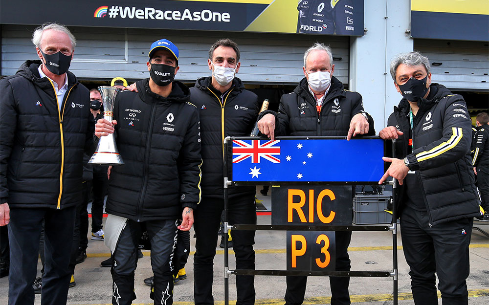 F1アイフェルGPの3位表彰台を記念して写真撮影に挑んだルノーのダニエル・リカルド、シリル・アビテブール代表、ルカ・デメオCEO