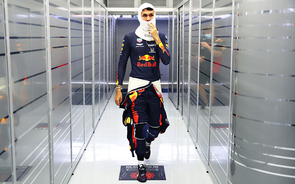 イスタンブール・パーク・サーキットのガレージ内を歩くレッドブル・ホンダのアレックス・アルボン、2020年F1バーレーンGPにて