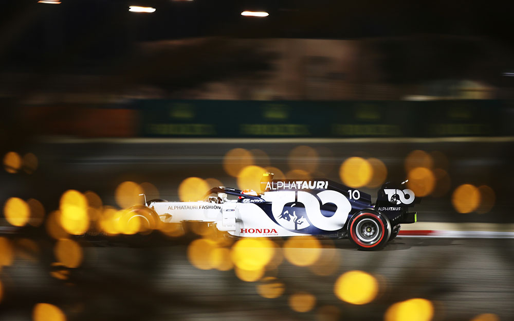 人工照明に照らされ光り輝くバーレーン・インターナショナル・サーキットを走行するアルファタウリ・ホンダのピエール・ガスリー、2020年F1バーレーンGP予選にて
