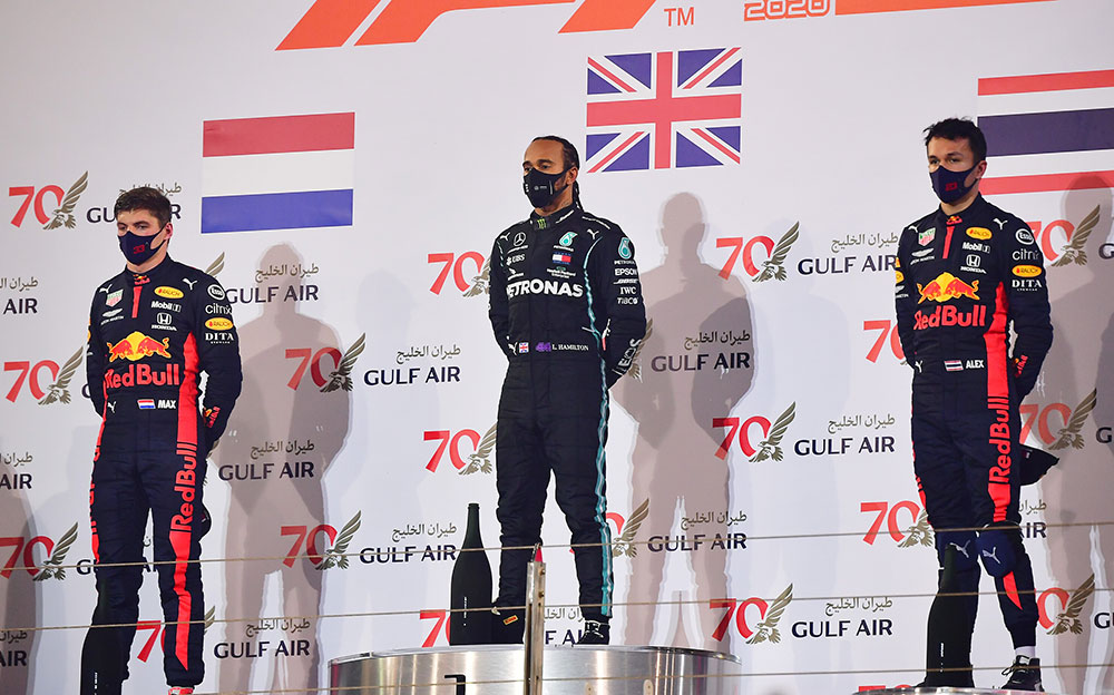 2020年F1バーレーンGPの表彰台に上がったルイス・ハミルトン、マックス・フェルスタッペン、アレックス・アルボン
