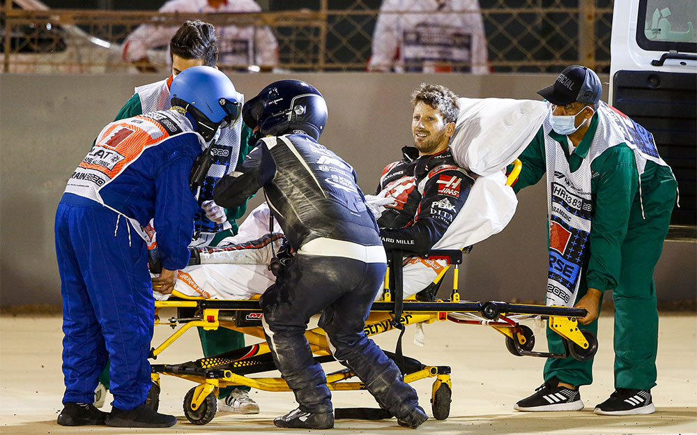FIAの医療チームに肩を借りて救急車に向かうハースのロマン・グロージャン、2020年F1バーレーンGP決勝レースにて