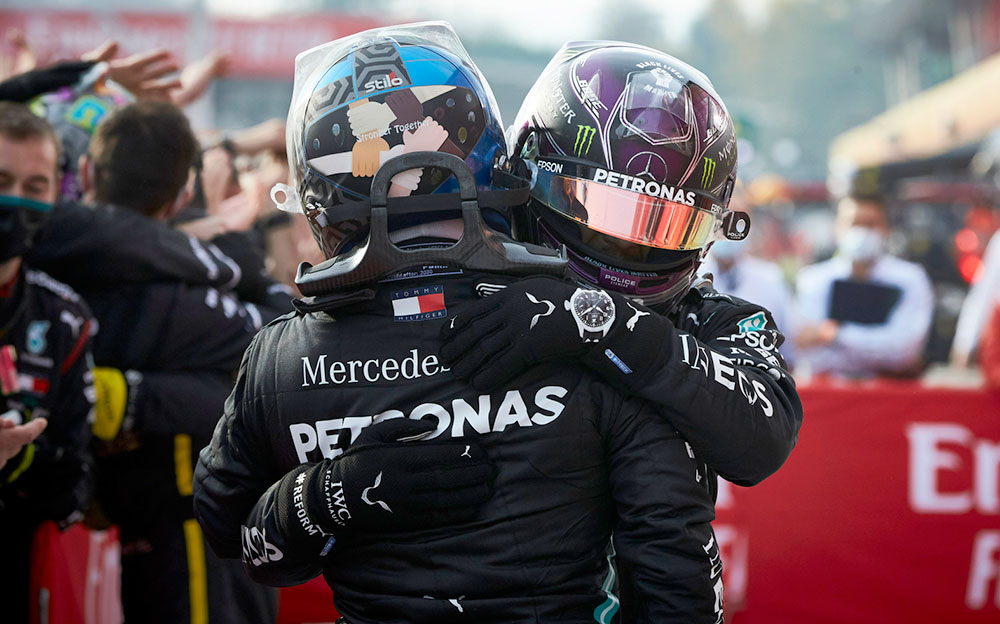 抱き合って健闘を称え合うメルセデスのルイス・ハミルトンとバルテリ・ボッタス、2020年F1エミリア・ロマーニャGPにて