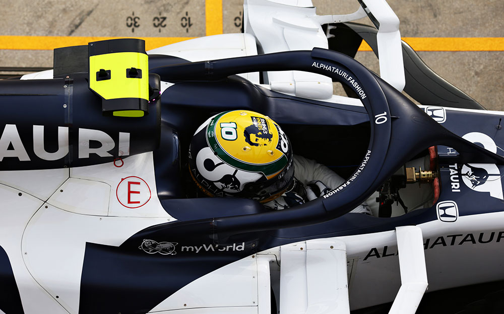 アイルトン・セナを追悼するスペシャルヘルメットを被りアルファタウリ・ホンダAT01のコックピットに座るピエール・ガスリー、2020年F1エミリア・ロマーニャGP決勝レース前のグリッドにて